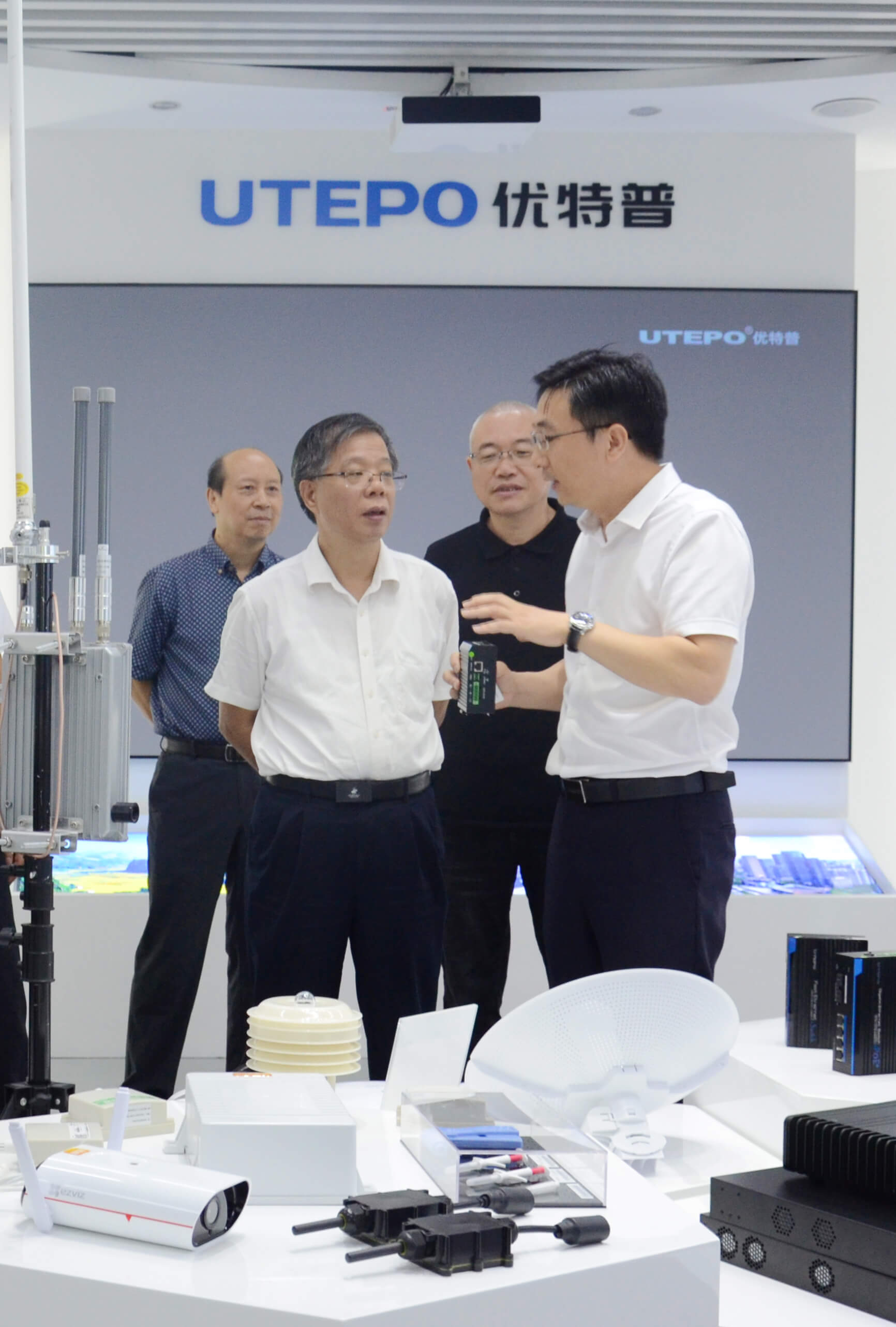 省工信廳廳長涂高坤(前排左)、省統(tǒng)計局局長楊新洪（后排右）、省政府研究室處長吳玉明（后排左）與優(yōu)特普董事長聶懷東親切交流